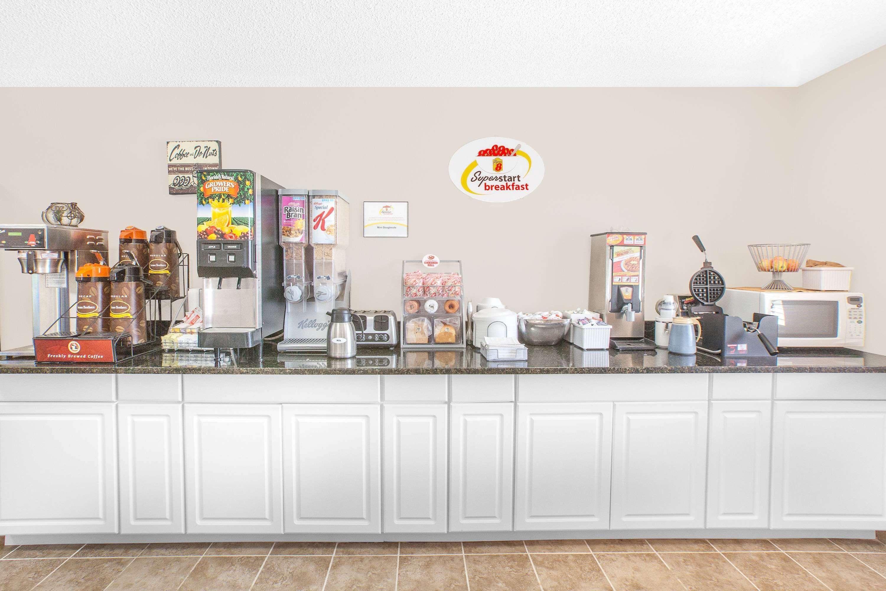 Super 8 By Wyndham Mt Pleasant Motel Mount Pleasant Екстериор снимка