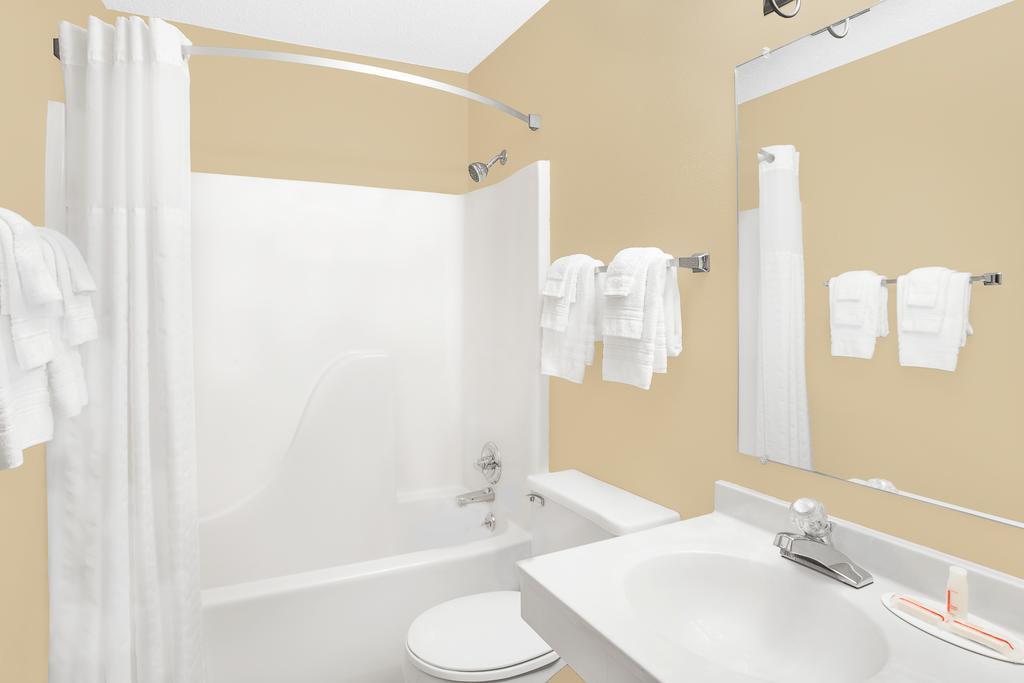 Super 8 By Wyndham Mt Pleasant Motel Mount Pleasant Екстериор снимка
